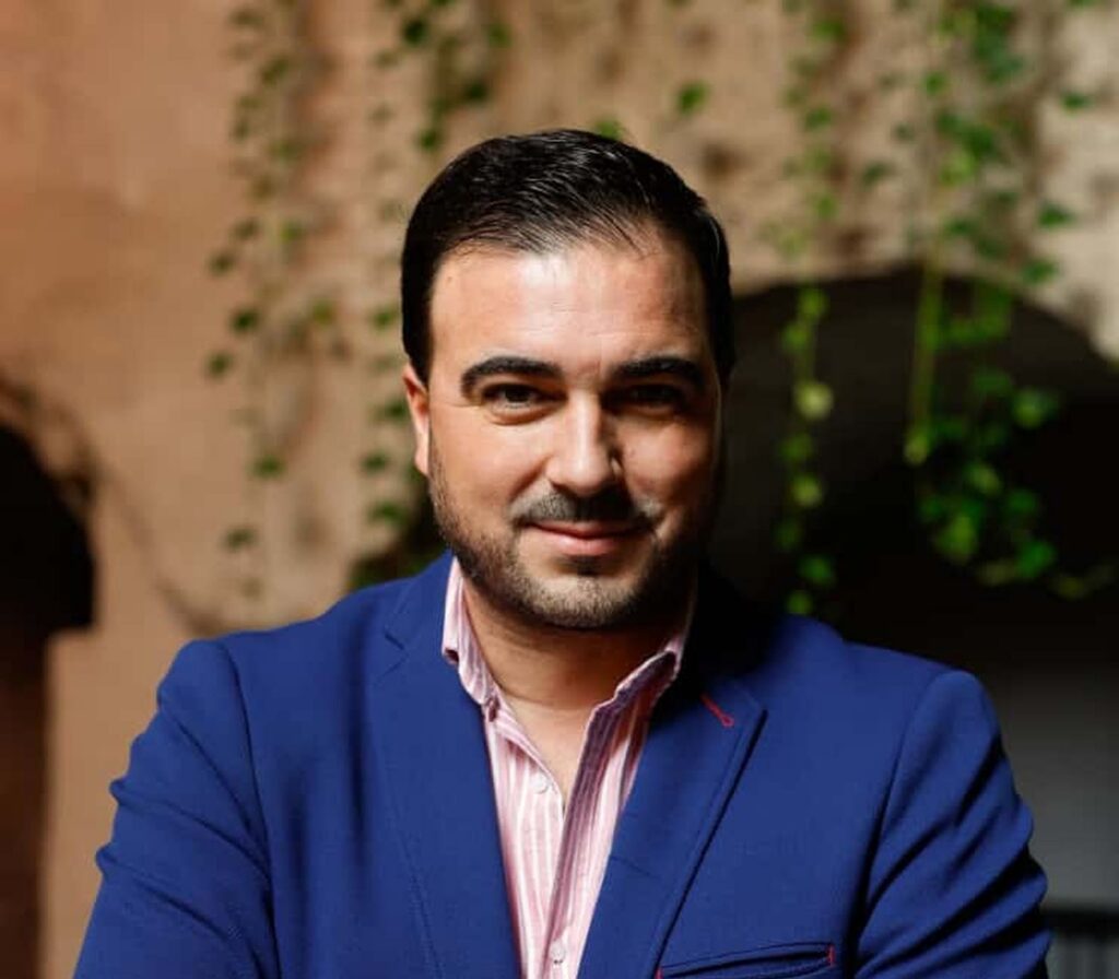 MOISÉS RUZ PRONUNCIA ESTE VIERNES EL PREGÓN DE LAS GLORIAS DE SEVILLA 2026 EN EL SALVADOR