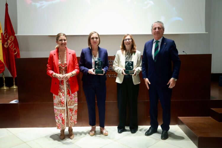 Mónica Santana y Rocío Aguilar, premiadas por su estudio sobre la reincorporación laboral de personas supervivientes de cáncer   La AECC en Sevilla entrega los Galardones Contra el Cáncer 2026, en los que han sido reconocidas las profesoras de la UPO en la categoría de Innovación y Progreso