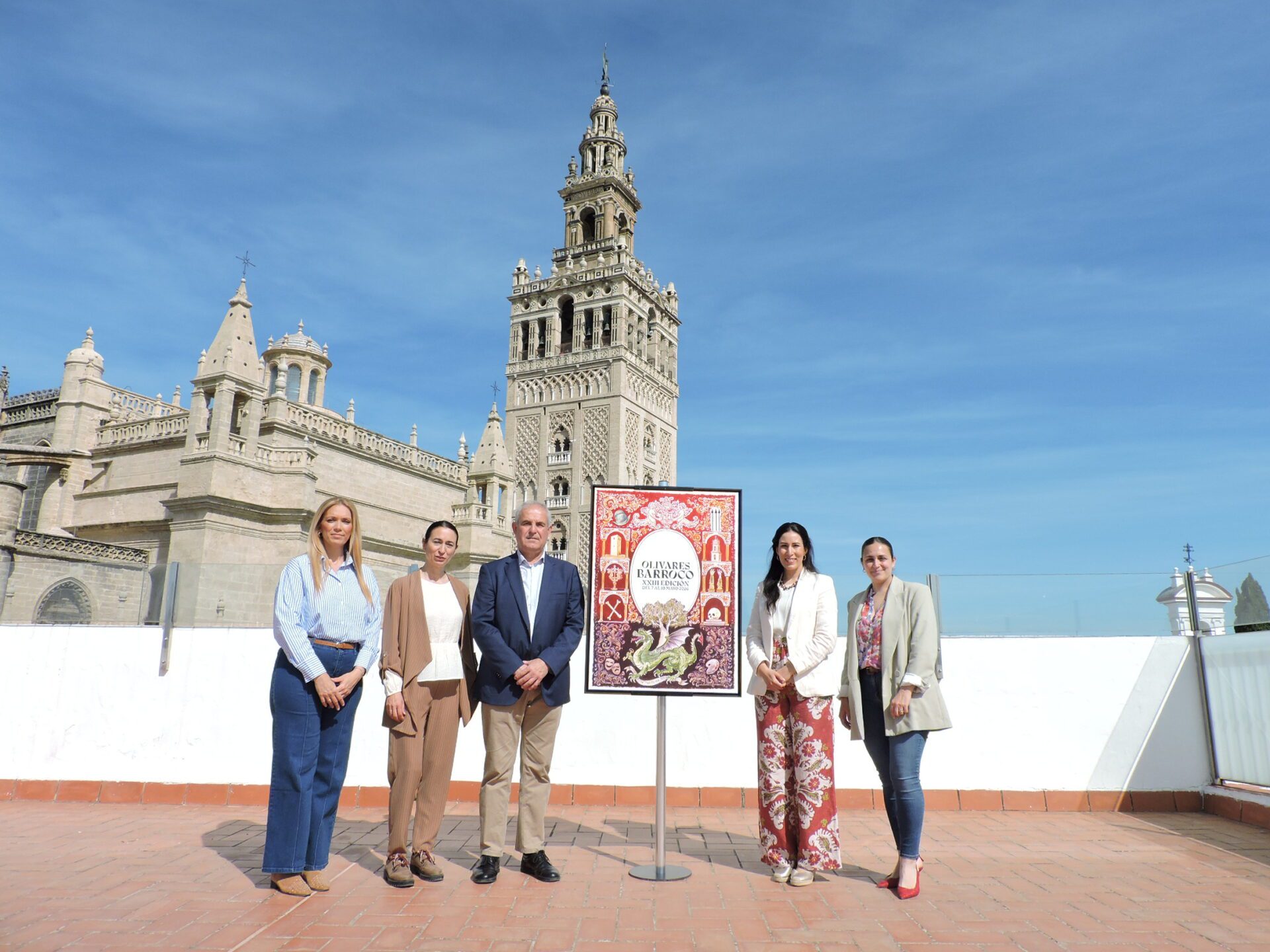 Olivares presenta en la Casa de la Provincia de la Diputación el cartel ‘Reliquias y leyendas’, con el que María Tapia anuncia el Mercado Barroco 2026