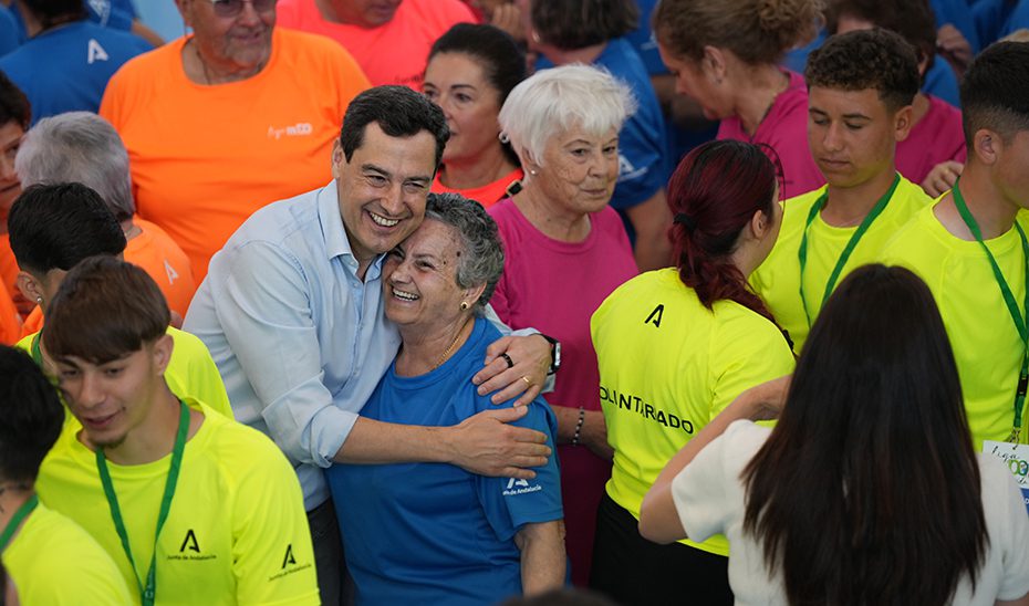 Moreno reivindica el «potencial de los mayores» y el «valor de su experiencia» para el futuro de Andalucía