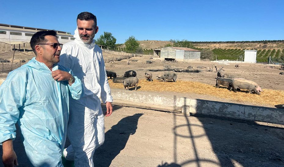 El consejero de Agricultura mantiene un encuentro en Pulpí con representantes del sector porcino