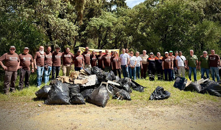 Voluntarios colaboran en la limpieza del Parque Natural La Breña y Marismas del Barbate