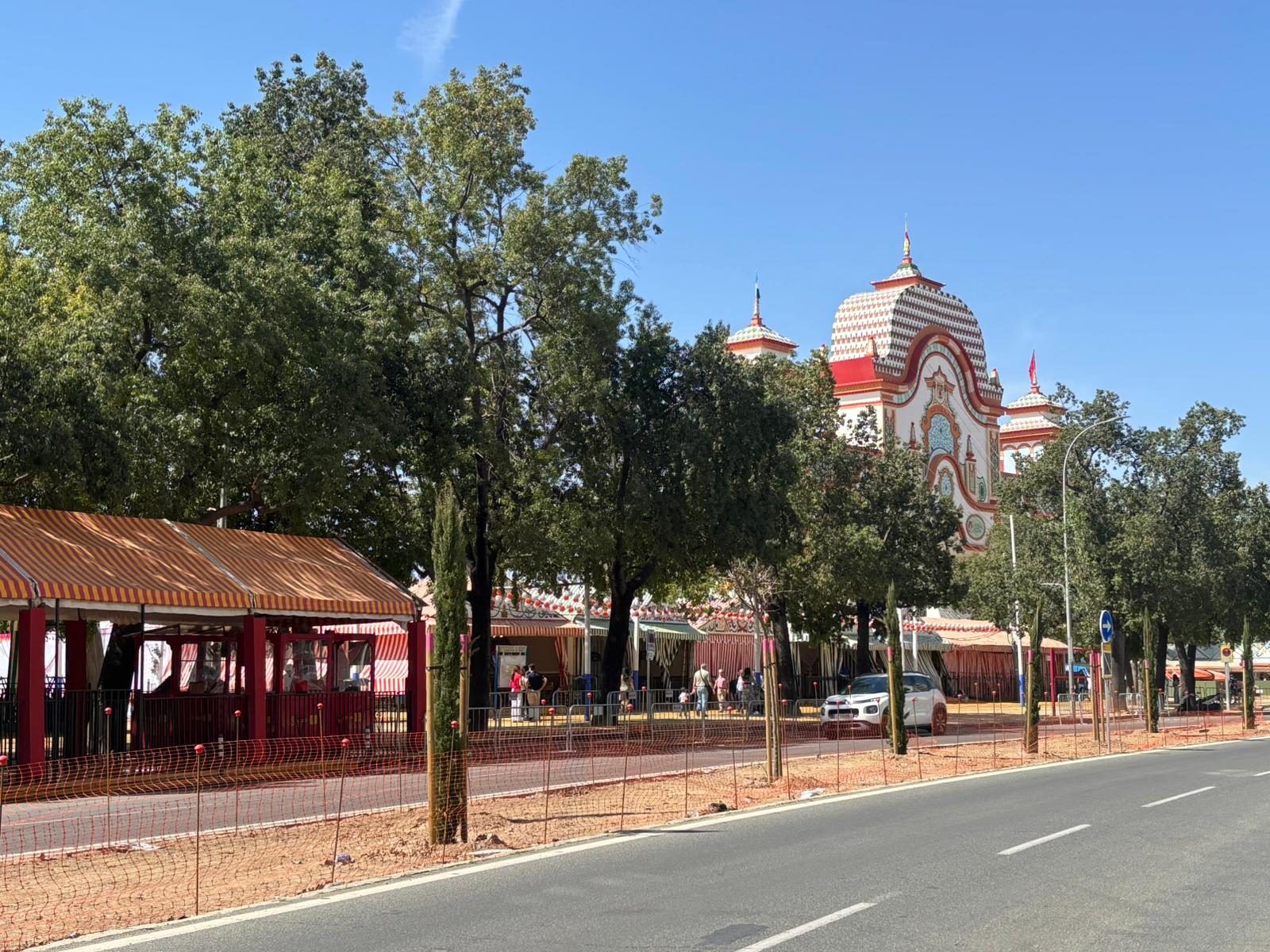 El Ayuntamiento culmina la plantación del arbolado en la mediana de la avenida Presidente Adolfo Suárez y avanza en la instalación del riego