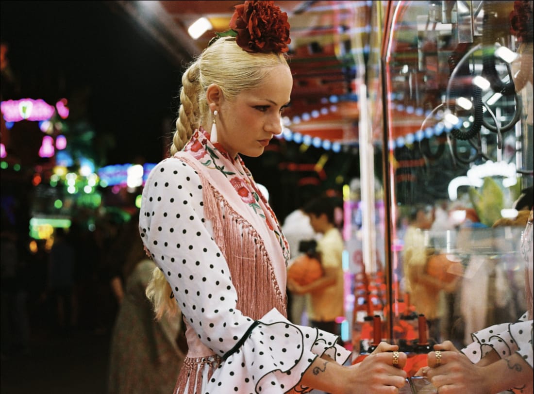 La exposición fotográfica ‘Periferia’ pone el foco en lo cotidiano y lo invisible de la Feria de Sevilla en Casa Fabiola