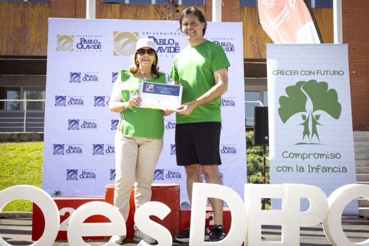La X Carrera Popular de la UPO llena el campus de deporte, solidaridad y ambiente festivo   Miguel Ángel Barrera y Carla Cabezas se impusieron en la clasificación general de la prueba