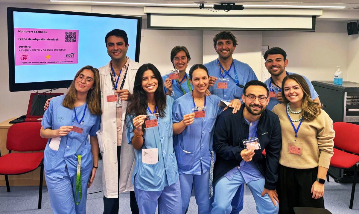 La primera promoción finaliza la microcredencial de competencias quirúrgicas en la US