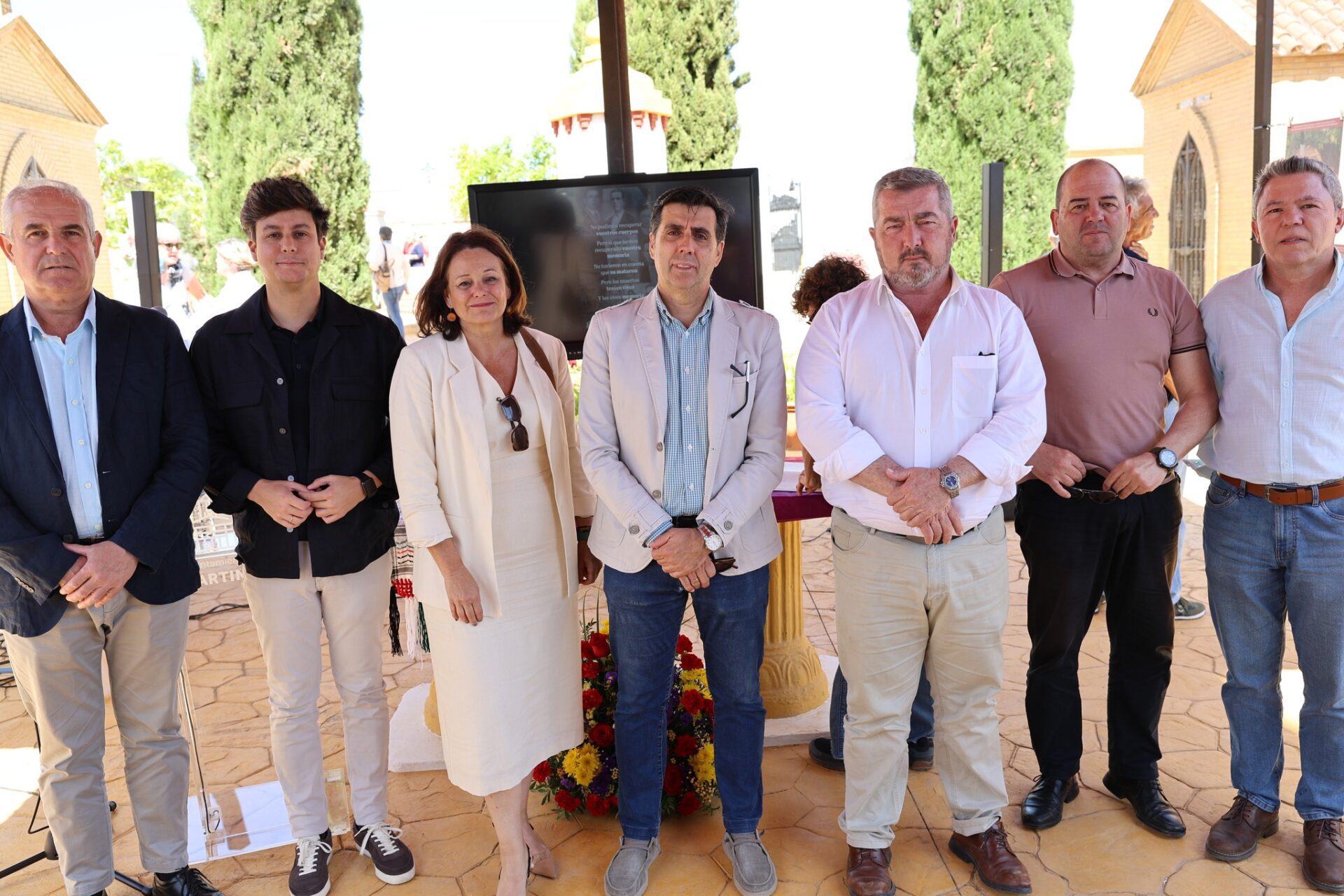 Casimiro Fernández con la alcaldesa de Espartinas en el Lugar de Memoria del Cementerio Municipal de San Fernando