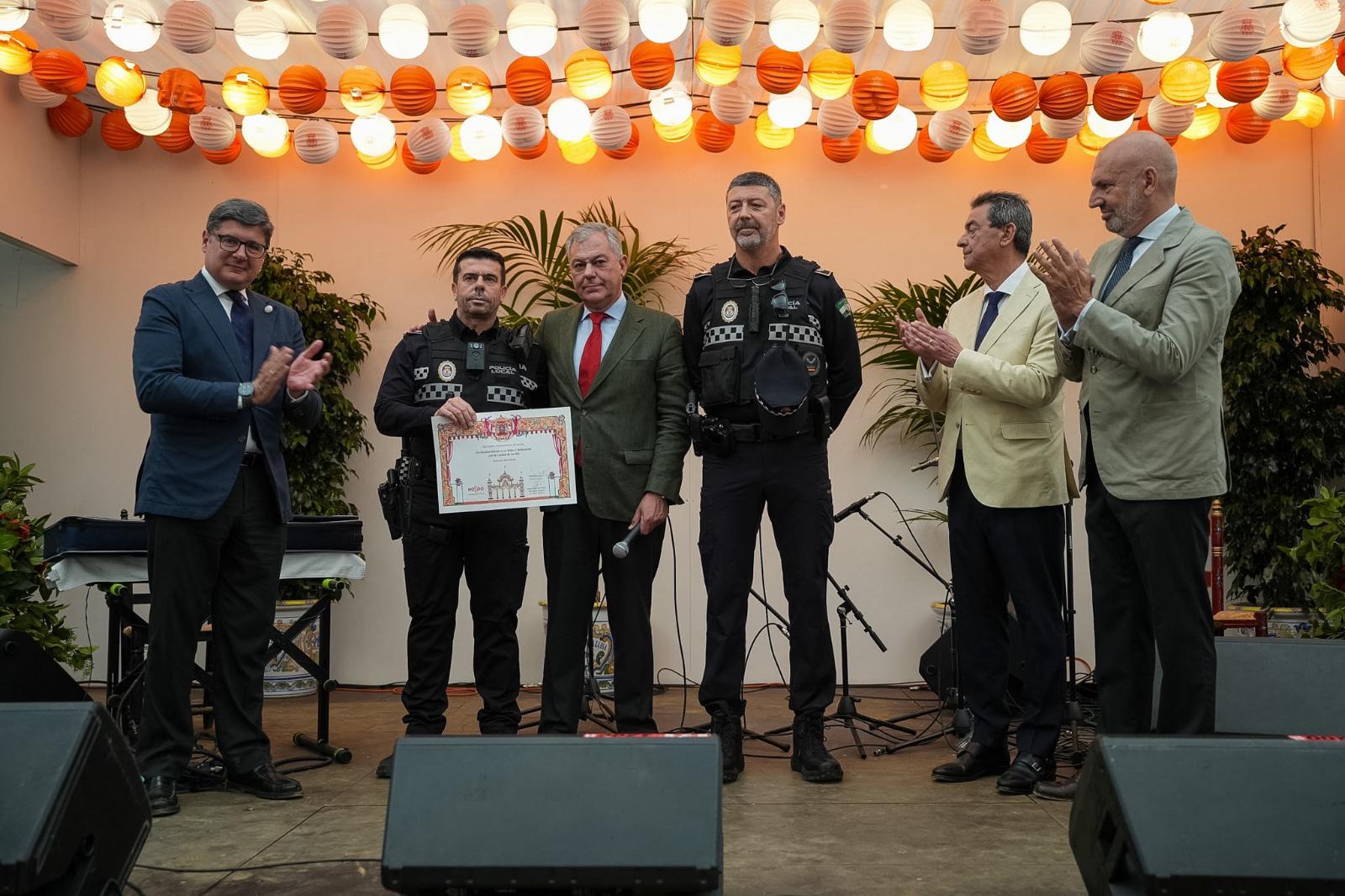 El alcalde Sanz reconoce la labor de los servicios públicos y homenajea a los profesionales que han salvado vidas durante la Feria