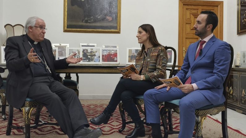 El arzobispo recuerda su infancia y habla de su faceta más personal en el primer episodio de ‘El Podcast de la Familia’