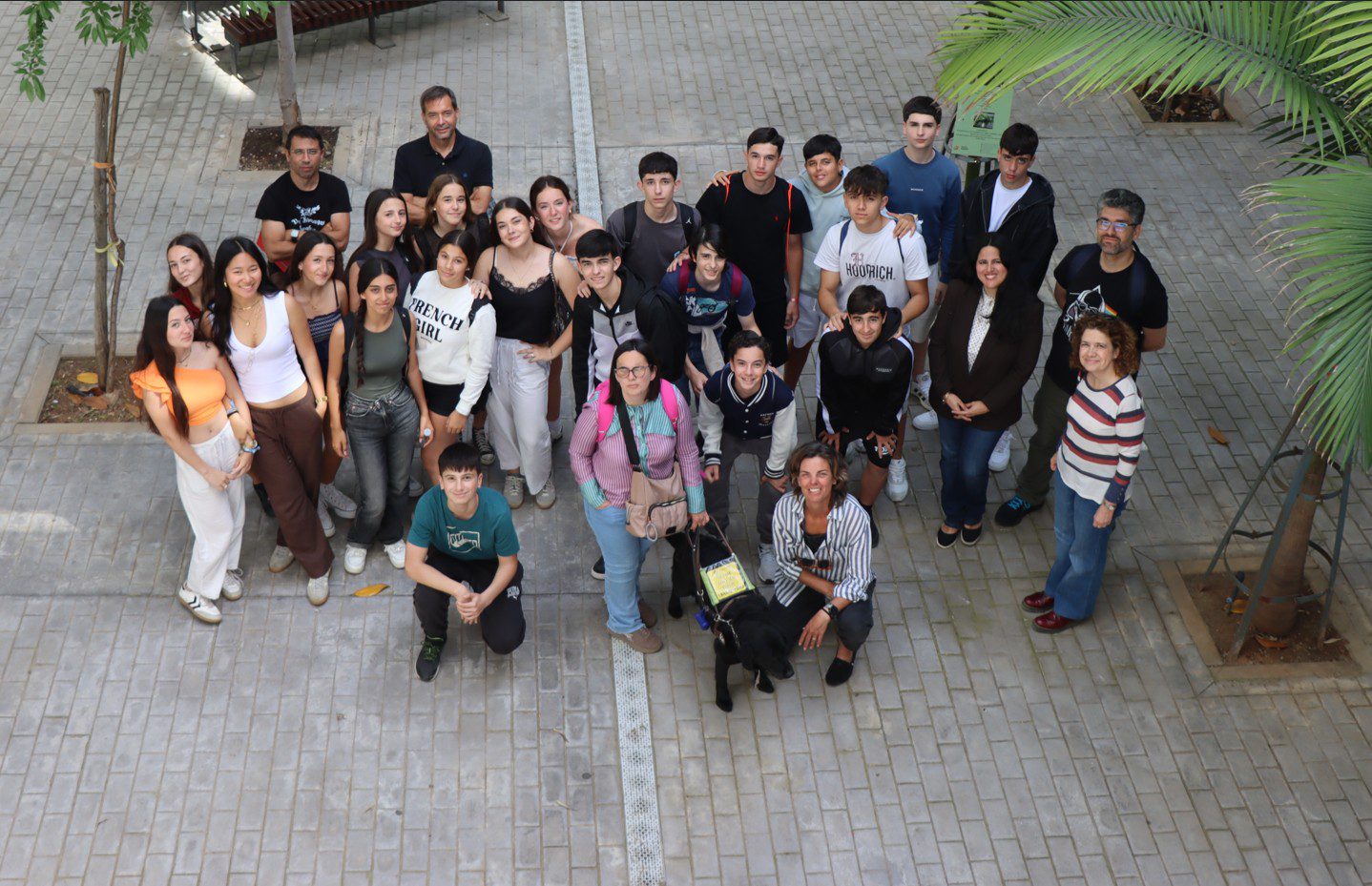 La US reúne a 30 estudiantes del IES Galiana por el Día del Perro Guía junto a una usuaria y su perra