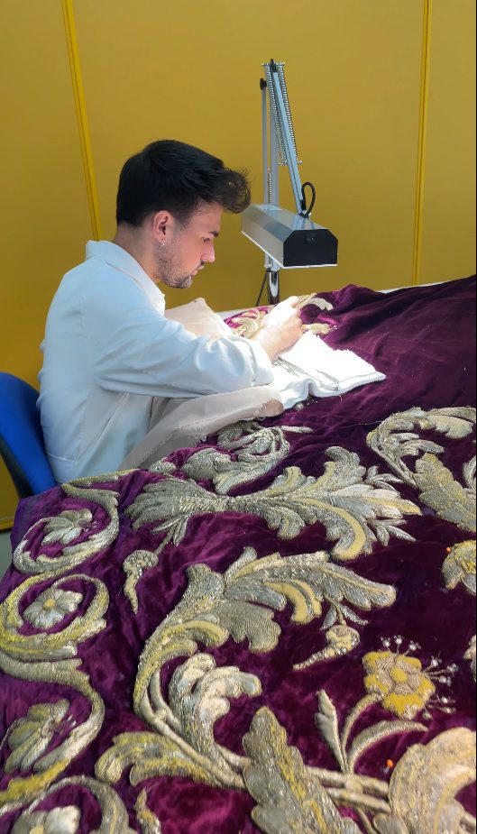 La ‘Túnica Rica’ de Jesús Nazareno de Priego de Córdoba recupera su esplendor tras su restauración