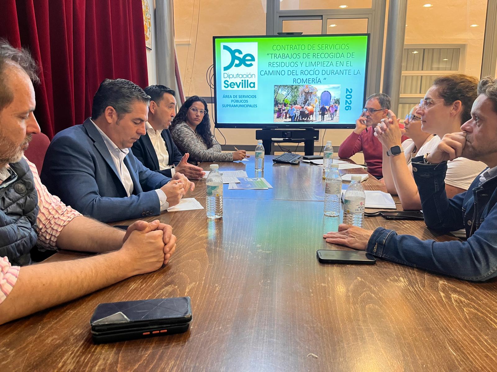 La Diputación de Sevilla se reúne con los ayuntamientos para coordinar el dispositivo de limpieza en los principales itinerarios hacia El Rocío