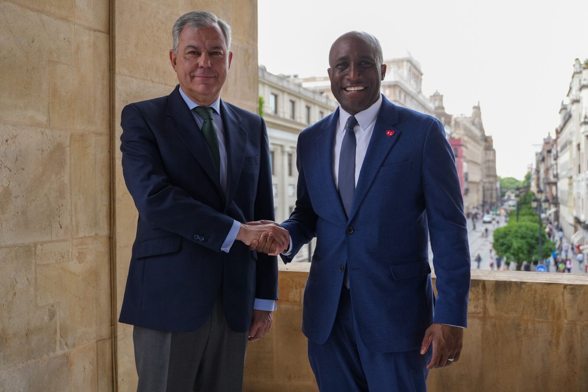 El alcalde de Sevilla recibe al de Kansas City en un encuentro institucional que refuerza los lazos de hermanamiento entre ambas ciudades