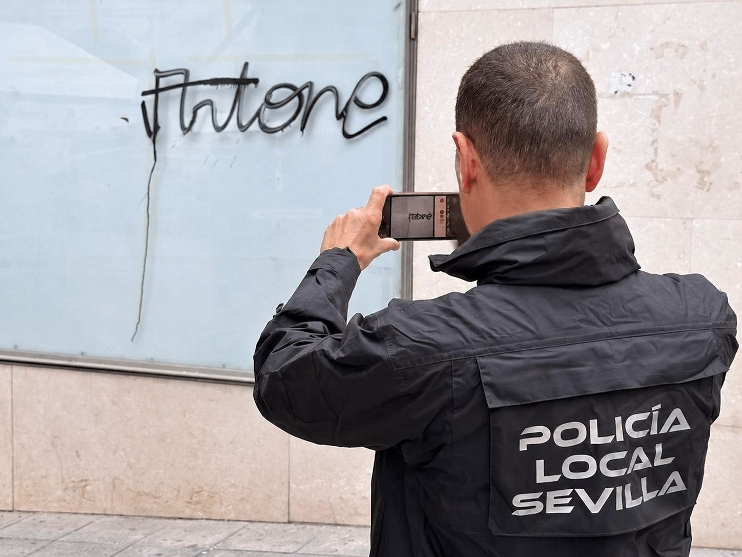 La Policía Local de Sevilla identifica al presunto autor de más de 300 pintadas vandálicas