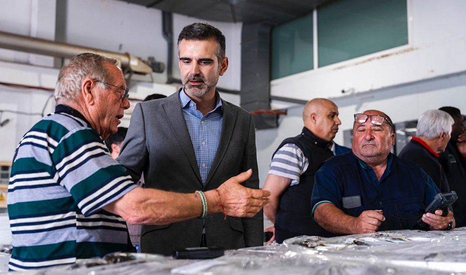 Un encuentro entre la Junta y el sector pesquero analiza en Almería demandas de ayuda y mejora en lonjas