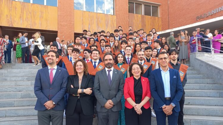 La UPO celebra la ceremonia de graduación del Grado en Ingeniería en Sistemas de la Información   La madrina de la promoción 2022/2026 ha sido la CEO de Sofistic Mar López Gil