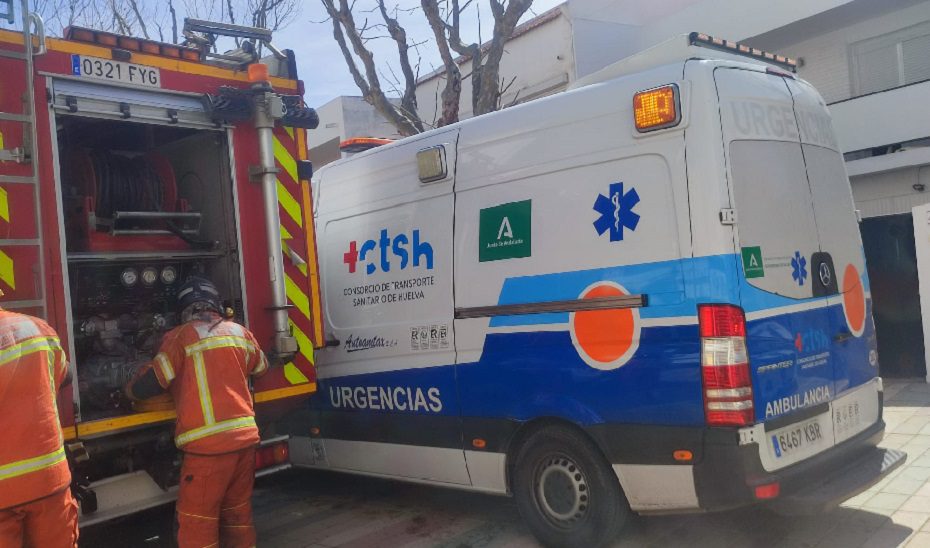 Afectado por inhalación de humo tras el incendio de una vivienda en Nerva