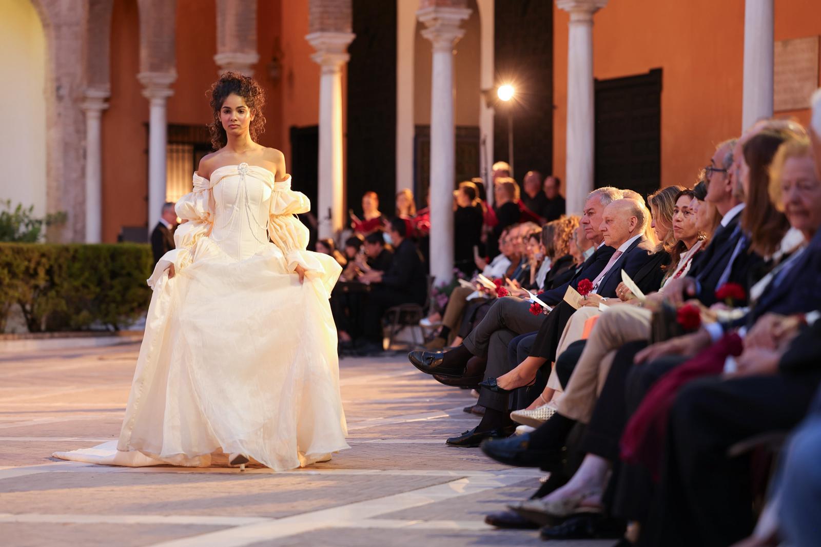 El alcalde Sanz asiste al desfile de moda ‘Carolus’, inspirado en la boda de Carlos V e Isabel de Portugal