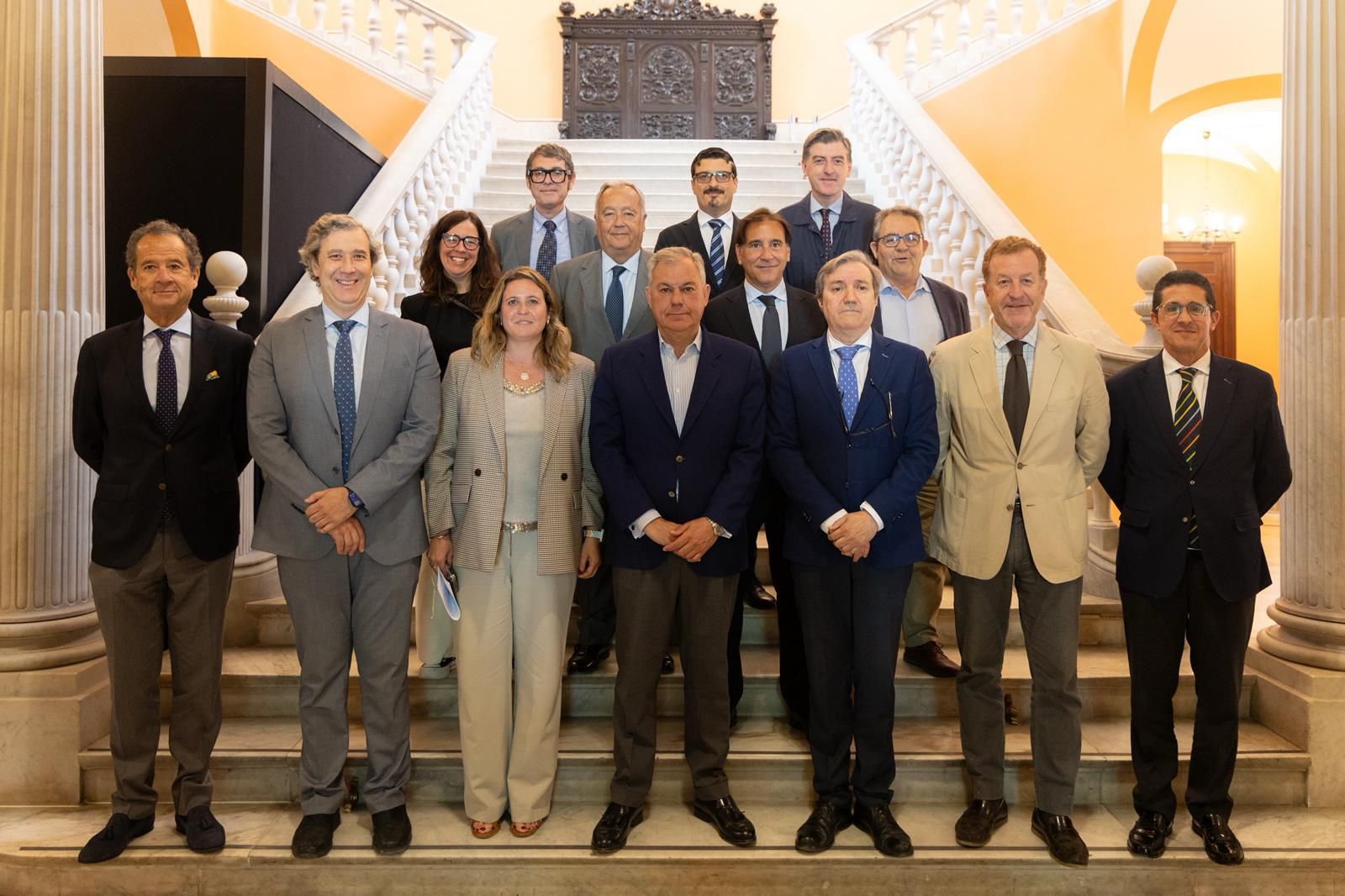 El alcalde recibe a la Junta Directiva de la Asociación del Hoteles de Sevilla y Provincia