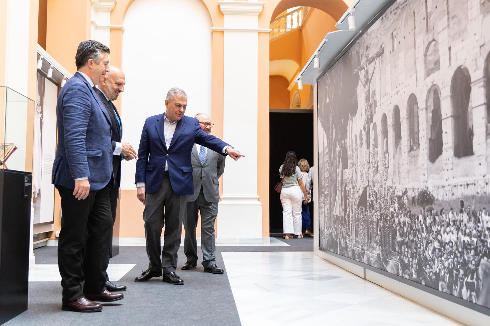 El Ayuntamiento acoge la exposición ‘Romae Fuit’ como memoria histórica y devocional de la participación del Cachorro en el Jubileo de las Cofradías en Roma