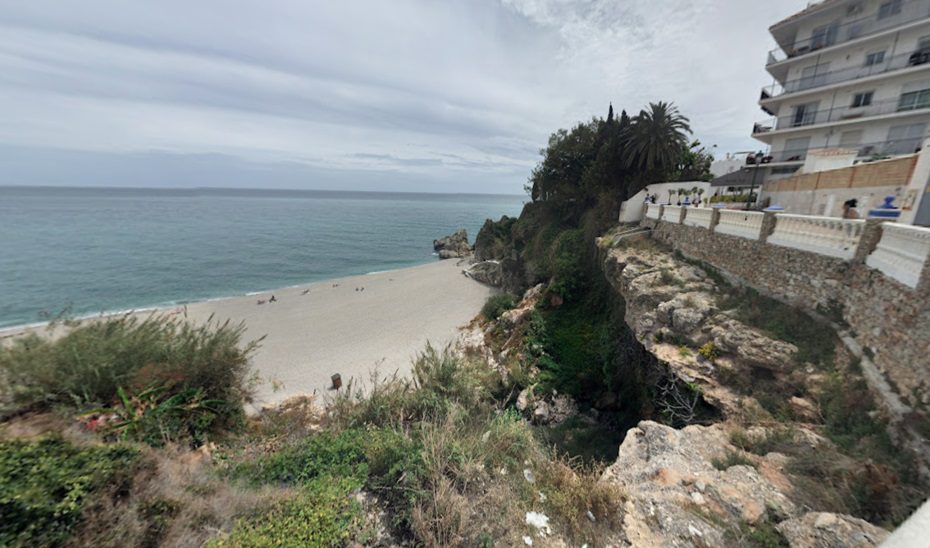 Rescatan a un hombre caído por un mirador en Nerja (Málaga)