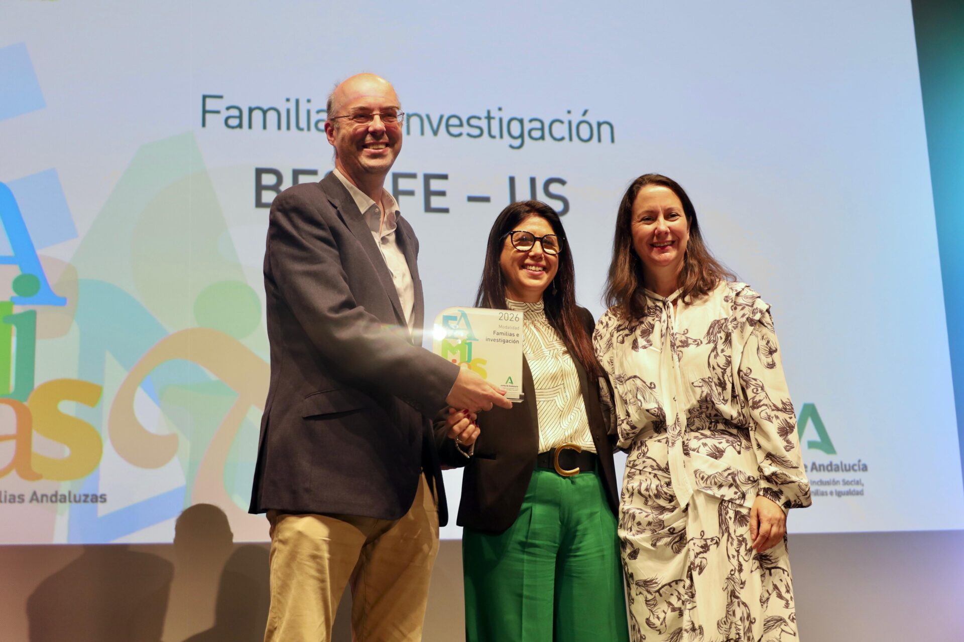 La US, Premio ‘Familias Andaluzas 2026’ por una investigación sobre bienestar digital adolescente