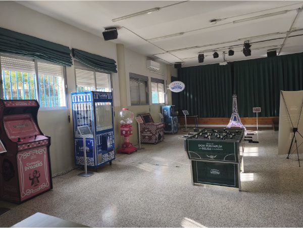 El Programa Andaluz de Arte y Educación aborda la paridad creativa en Torre del Mar con ‘Invisibility Vending Machine’