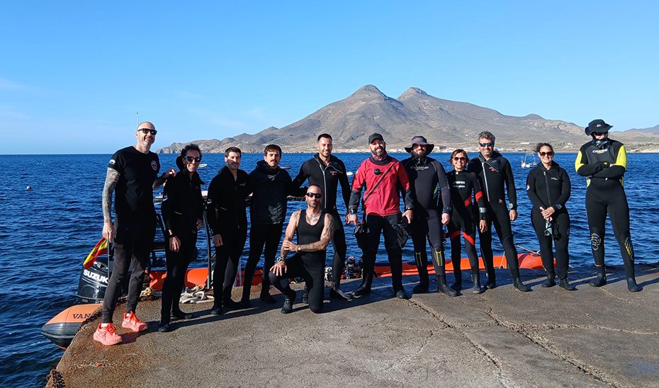 Buceadores voluntarios se implican en la limpieza de los fondos marinos de la Reserva de Punta de Loma Pelada