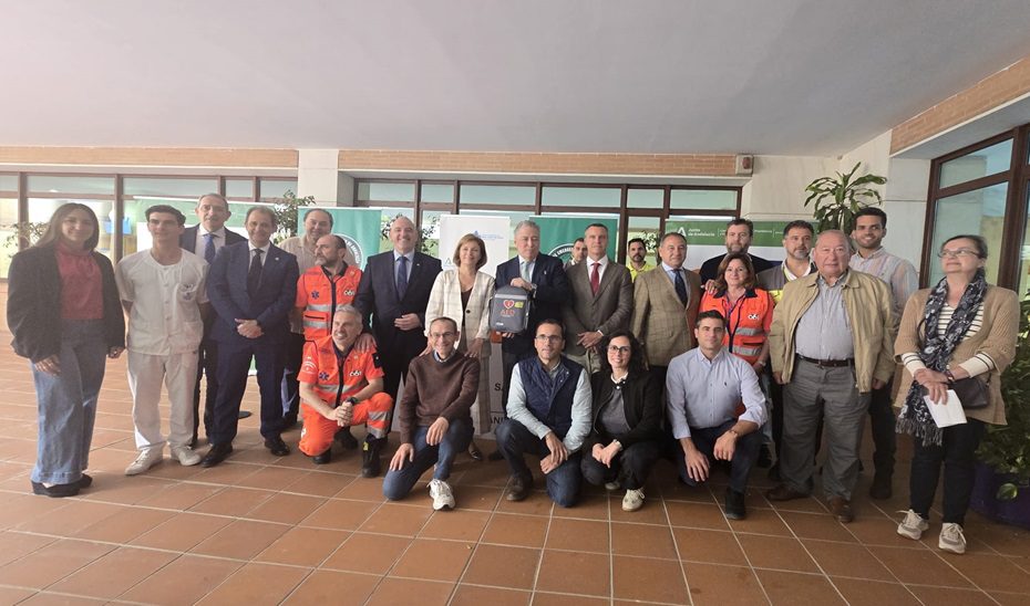 La EMA entrega desfibriladores a las 127 hermandades para un Rocío Cardioasegurado