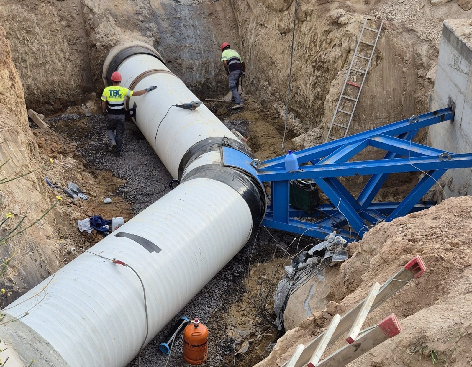 Aguas del Huesna completa las obras del desvío y de puesta en servicio de la red de transporte en alta junto a la urbanización Los Jinetes de Carmona