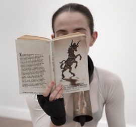 El C3A acoge la performance ‘Vacas, cerdos, guerras y brujas. Ejercicio de lectura en composición aleatoria’ de Candela Capitán