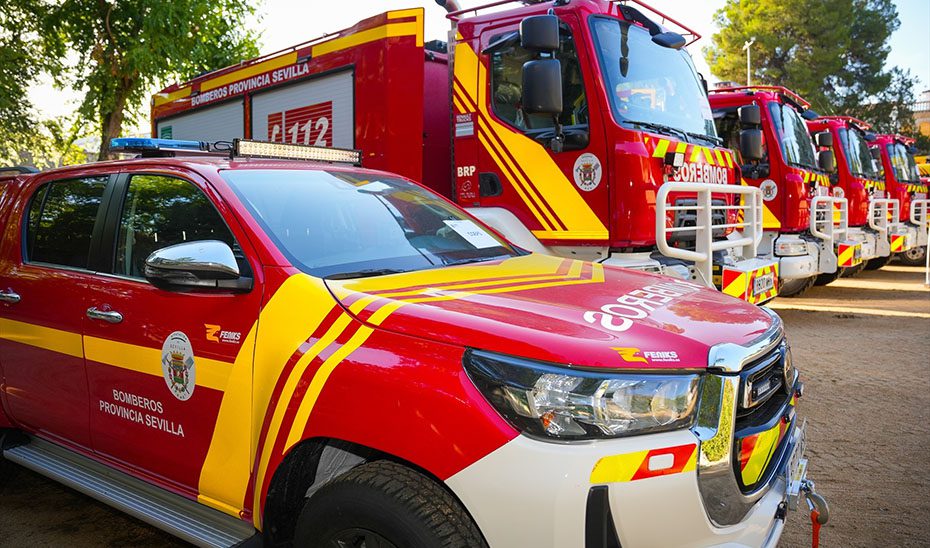 Tres naves afectadas por un incendio en un polígono de Alcalá de Guadaíra