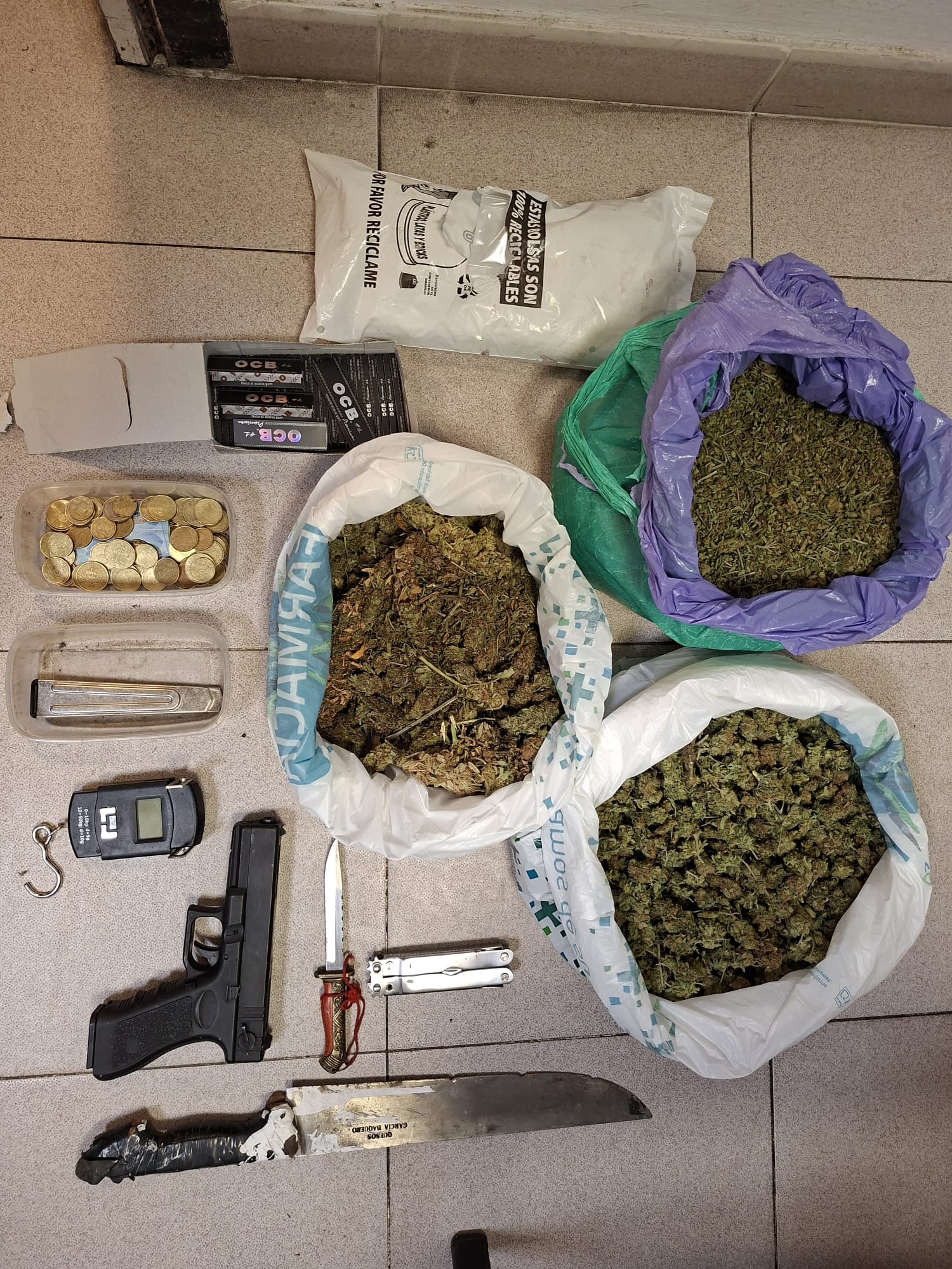 El GAR de la Policía Local de Sevilla interviene un punto de venta de droga en el Polígono Sur