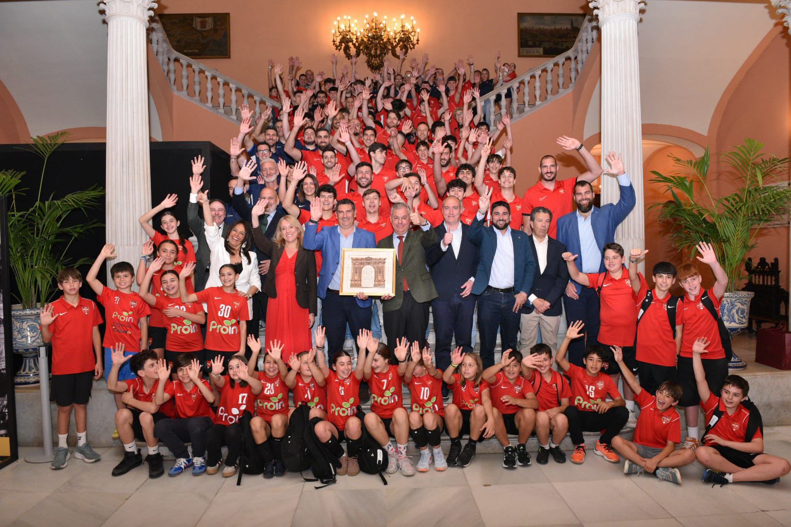 El alcalde recibe en el Ayuntamiento al Cajasol Sevilla BM Proin tras su histórico ascenso a la Liga Asobal