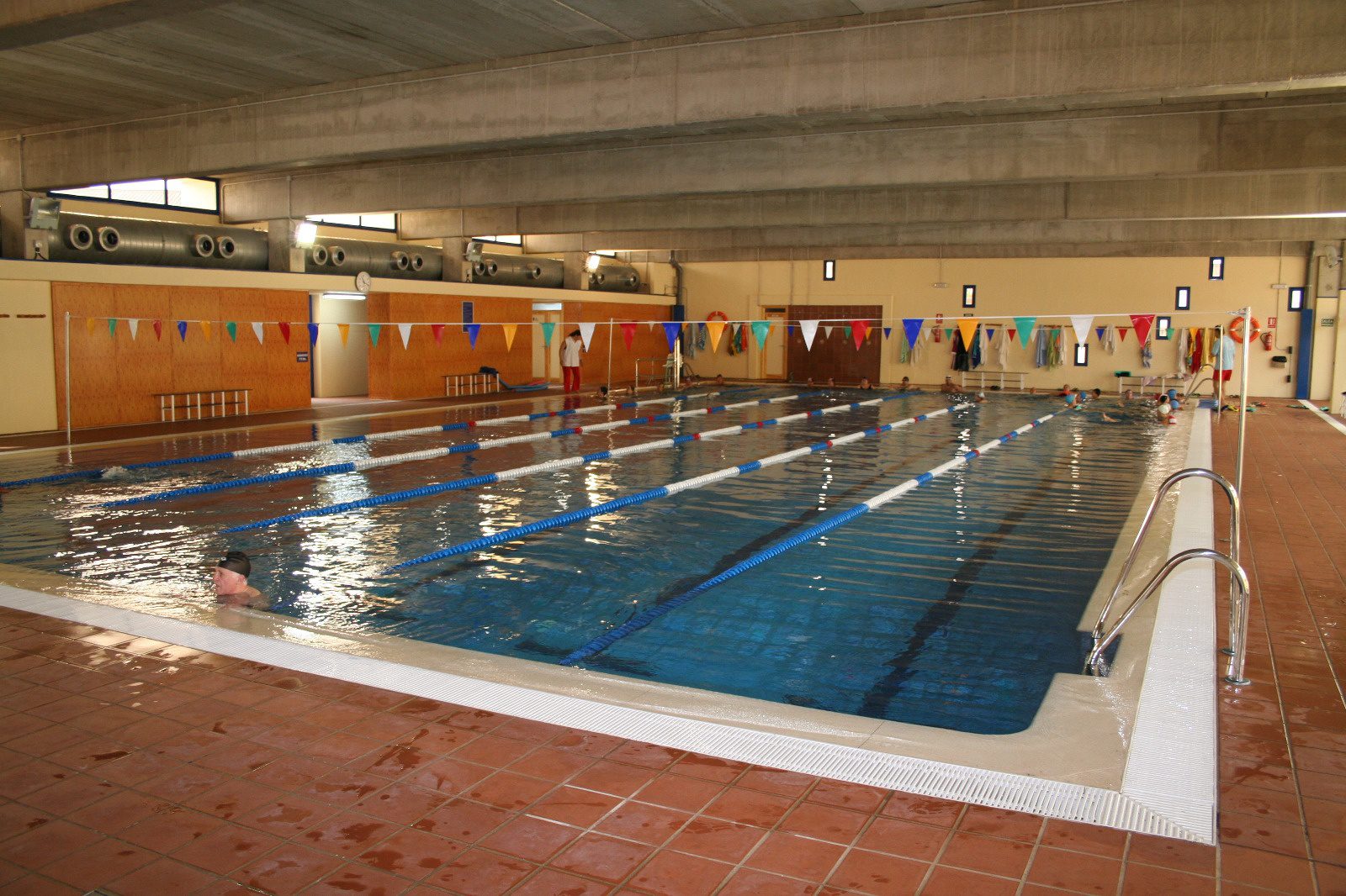 La Piscina Climatizada Municipal de Gelves permanecerá abierta durante los meses de verano