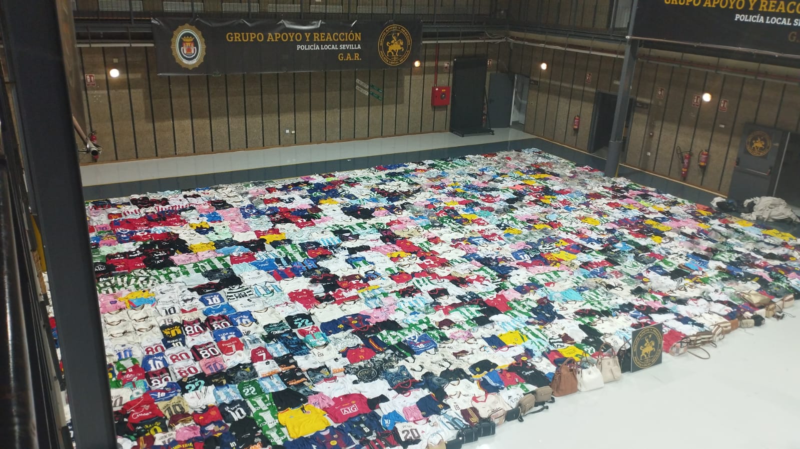 El GAR de la Policía Local de Sevilla interviene más de 3000 artículos falsificados con un valor de mercado de 100 000 euros