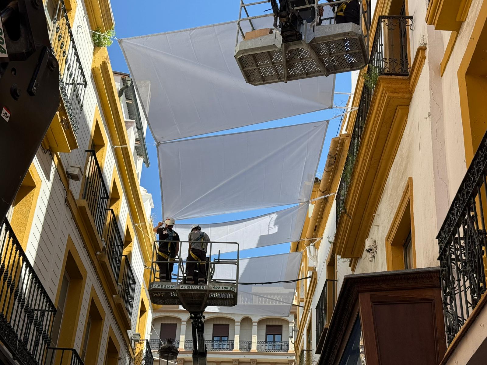 El Ayuntamiento ha iniciado este lunes la instalación de toldos en el centro histórico con tres nuevas calles incorporadas al plan municipal para ampliar zonas de sombra en la ciudad