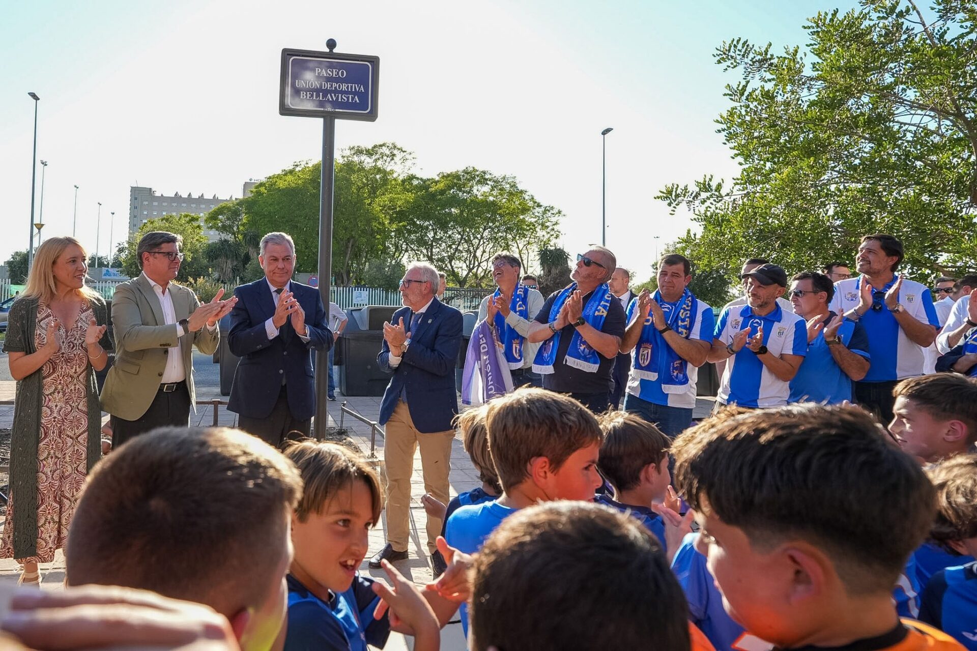 La Unión Deportiva Bellavista ya tiene un paseo con su nombre en su barrio tras haber dedicado 50 años a trabajar por los vecinos desde el deporte