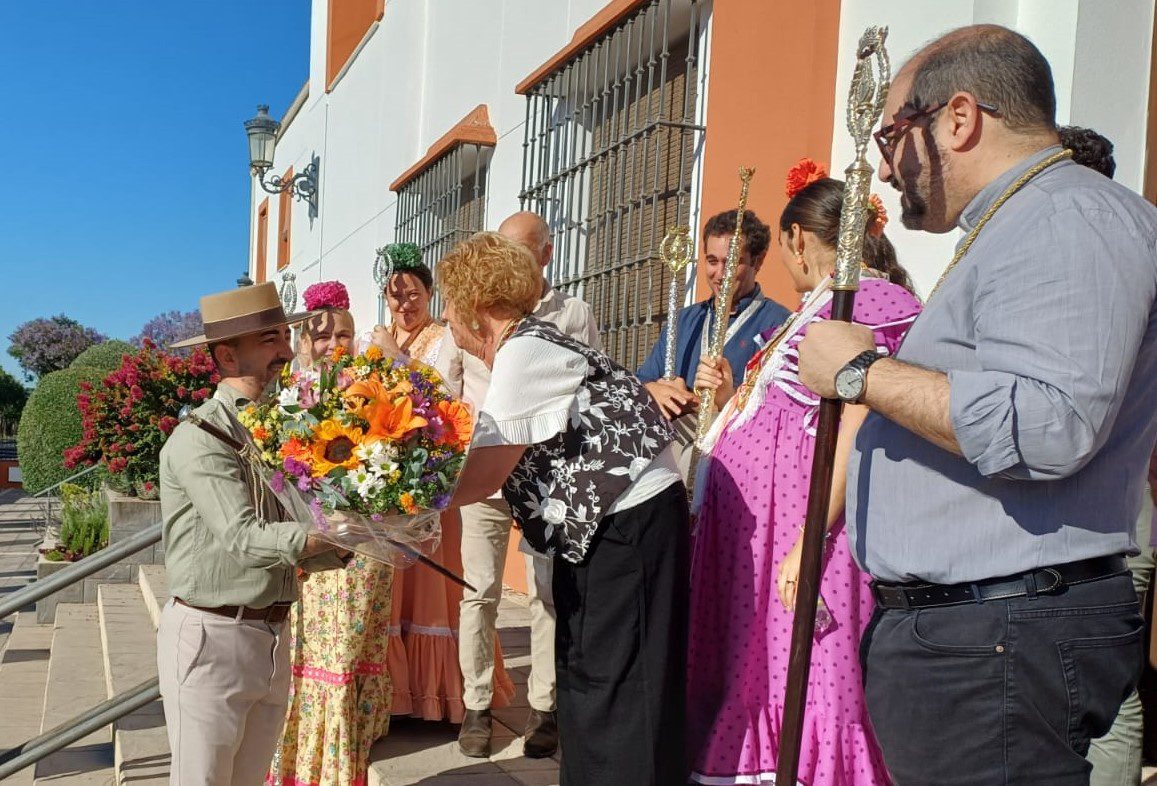 La alcaldesa recibe en el Ayuntamiento a la Hermandad del Rocío de Gelves en su salida hacia la Aldea