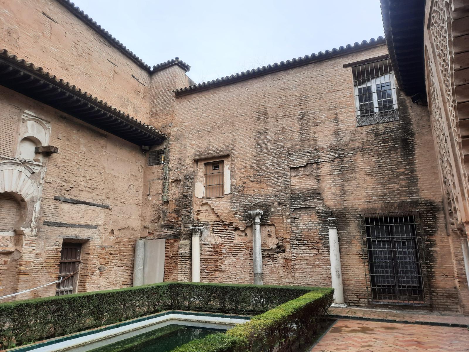 El Ayuntamiento culmina las obras de consolidación del tejaroz del Patio del Yeso en el Real Alcázar