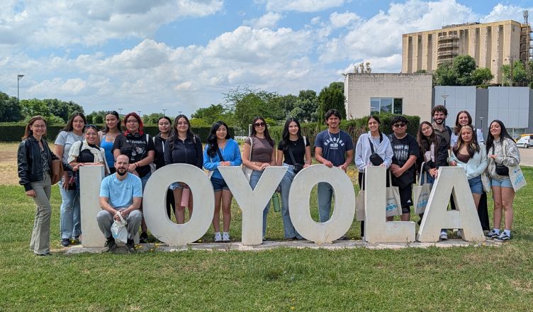 Estudiantes de la universidad jesuita Regis University viven una experiencia académica y cultural en la Universidad Loyola
