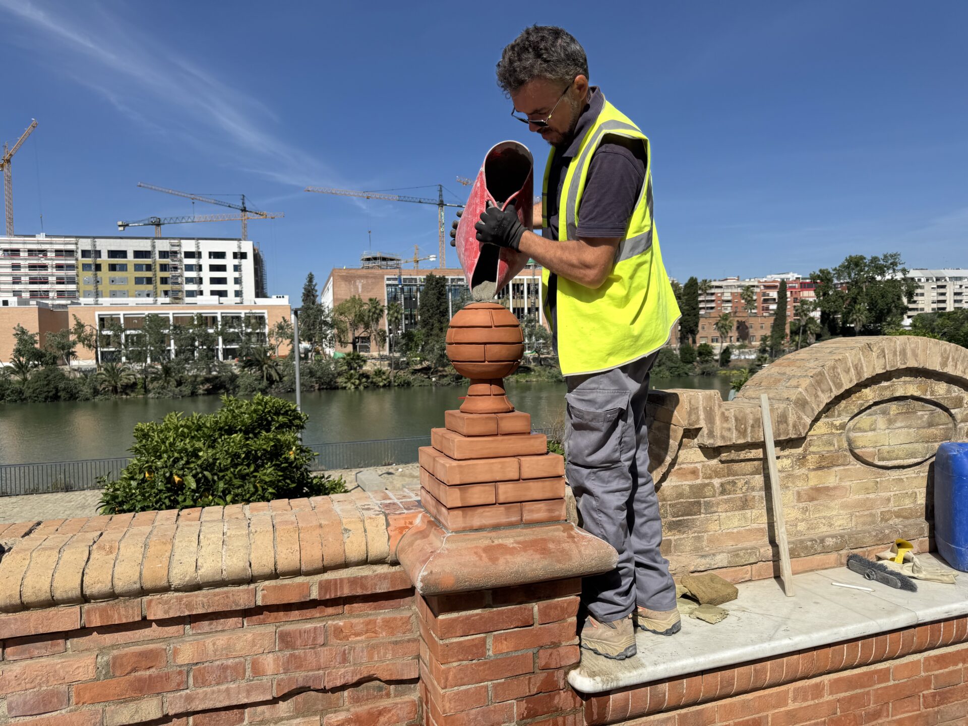 El Ayuntamiento finaliza los trabajos de restauración de los bancos y muro del Paseo de las Delicias