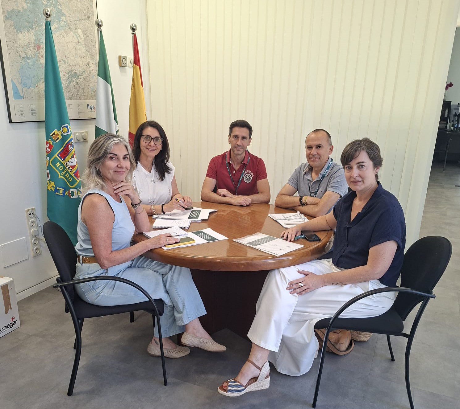 La Diputación de Sevilla y el Colegio de Farmacéuticos estudian vías de colaboración para combatir la soledad no deseada en los mayores