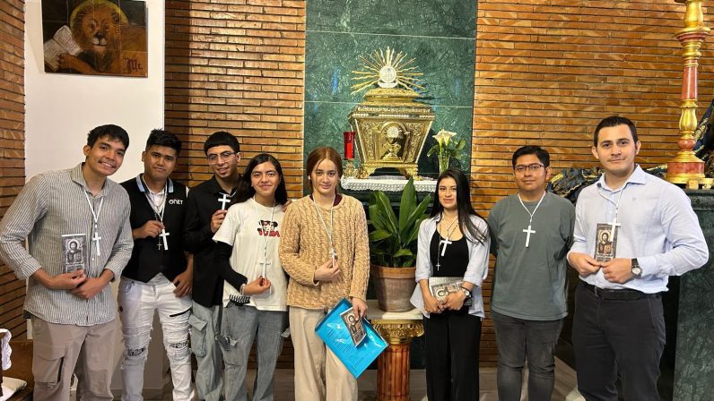Jóvenes de las parroquias Blanca Paloma y Nuestra Señora de la Candelaria “en misión permanente”