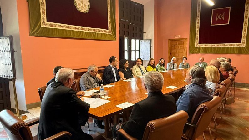 Encuentro del arzobispo de Sevilla con los candidatos al diaconado permanente