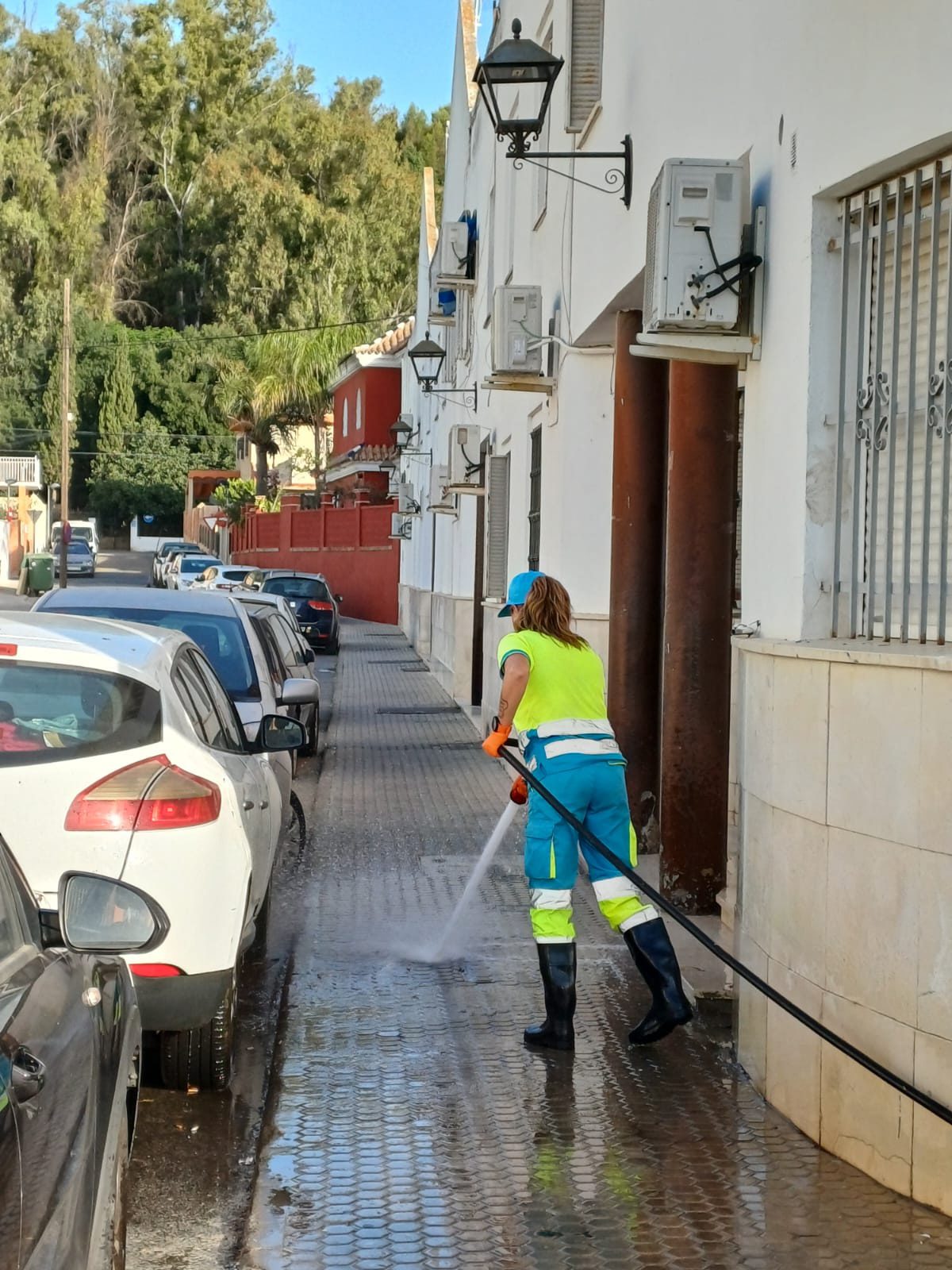 Gelves refuerza la limpieza viaria con trabajos de baldeo mediante agua a presión