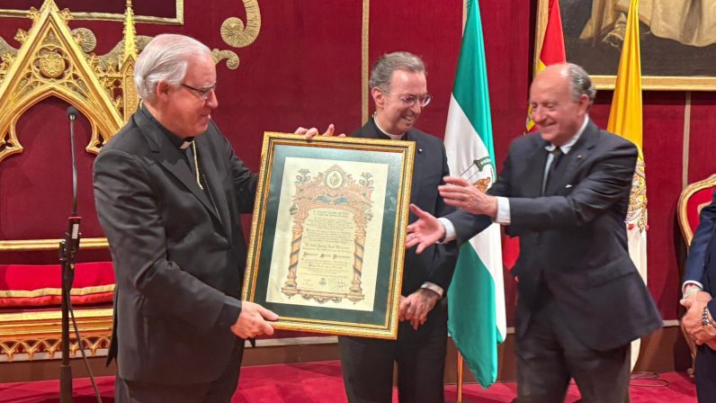 Monseñor Saiz Meneses ha sido nombrado hermano mayor honorario de la Vera Cruz de Gerena