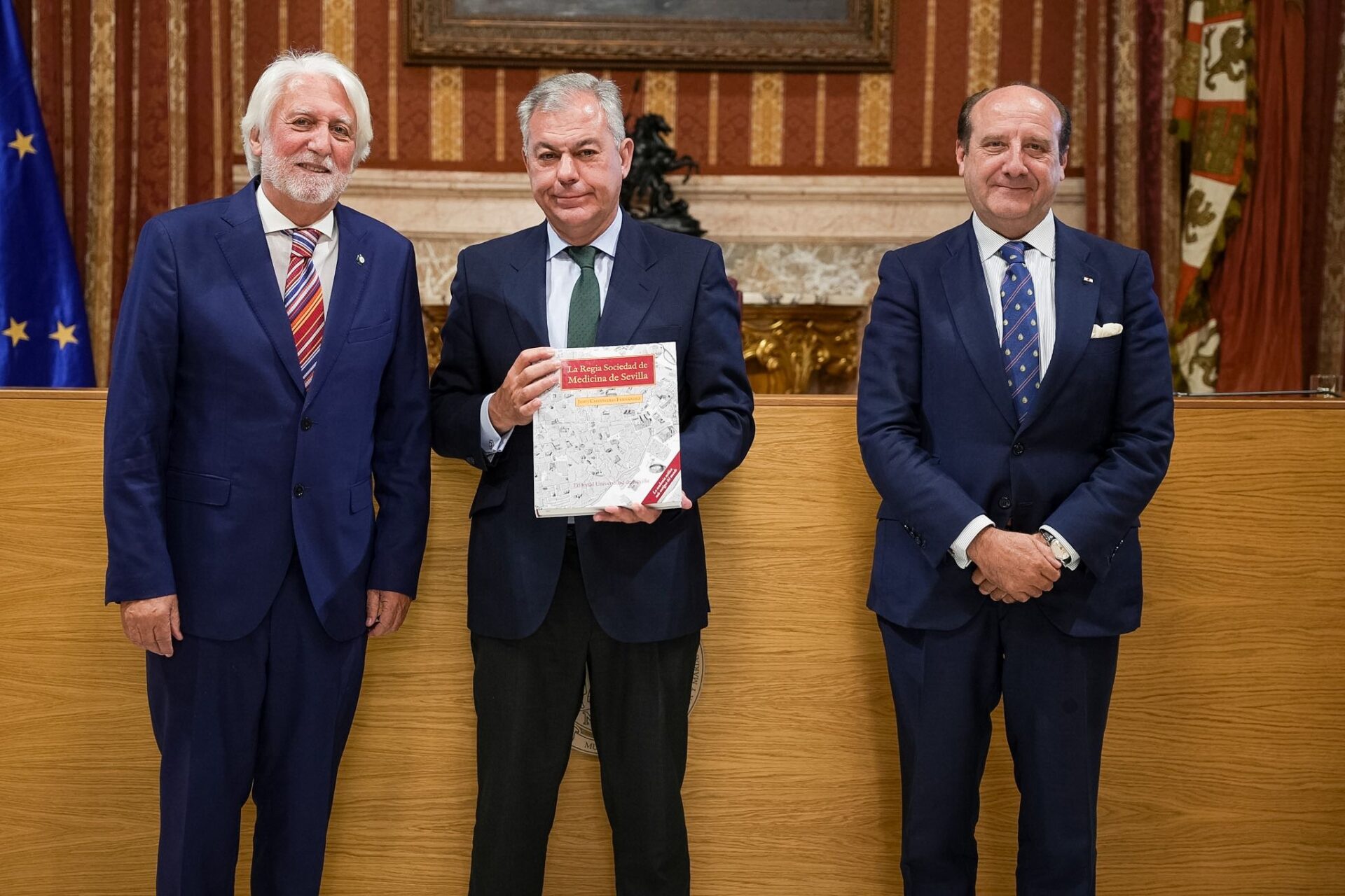 El Ayuntamiento de Sevilla acoge la presentación del libro sobre la historia de la Real Academia de Medicina y Cirugía de Sevilla