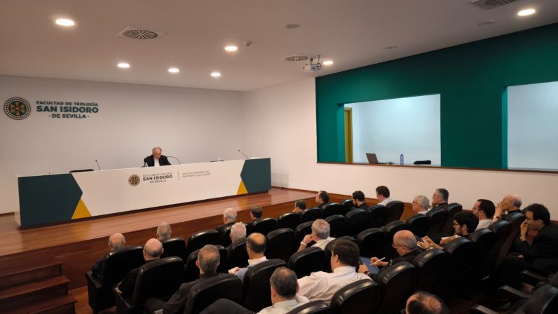 Monseñor Morga exhorta al clero sevillano a recordar y escuchar la Palabra de Dios “con pasión”