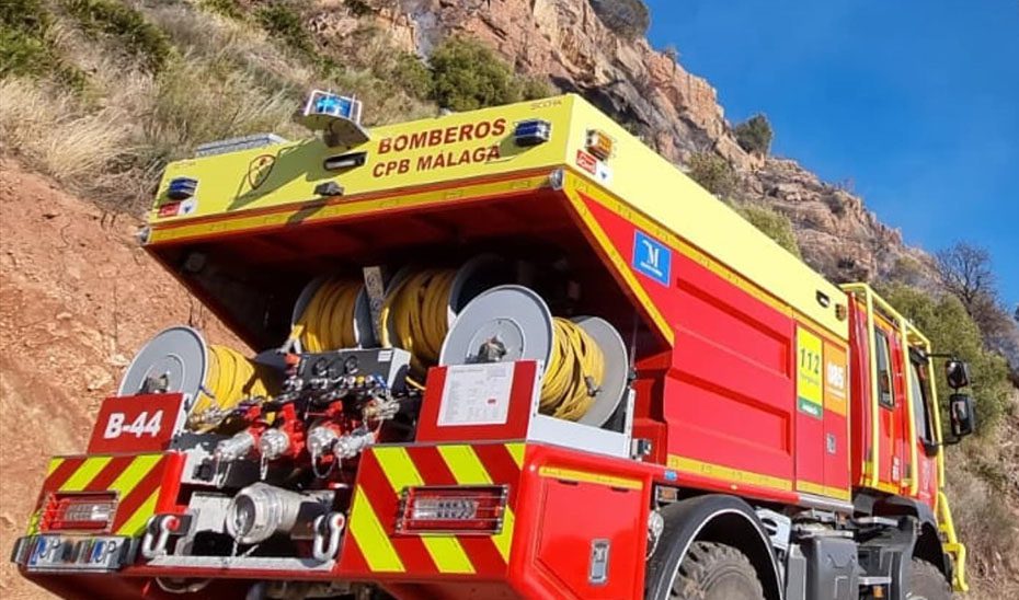 El incendio de un vehículo provoca el desalojo preventivo de cinco bloques en Manilva